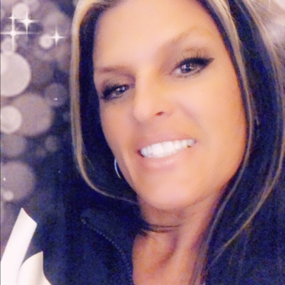 Meet your Posher, Jenn - Picture 1 of 1